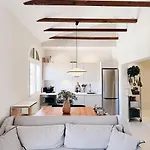 Habitación en espectacular ático con Aire Acondicionado en Atocha